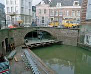 838566 Gezicht op de Pausdambrug tussen de Nieuwegracht en de Kromme Nieuwegracht (rechts) te Utrecht, die ...